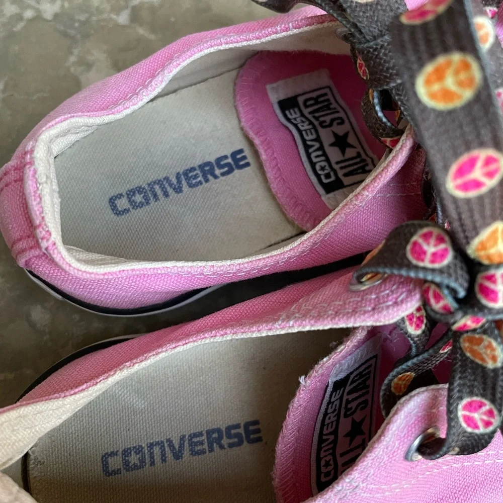 Pink girls low converse